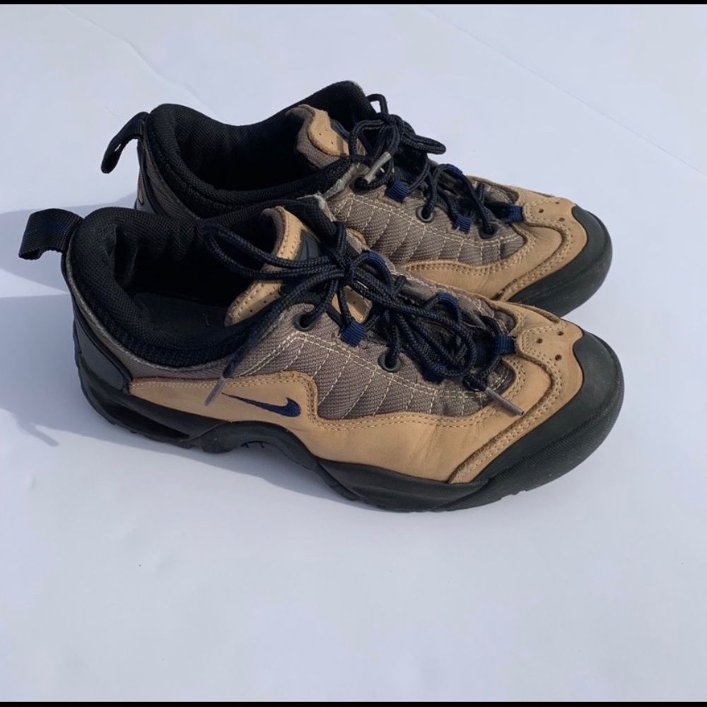 NIKE ACG Hiking Shoes 9.5